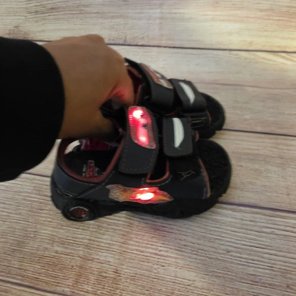 Disney‎ Lightning McQueen Boys Light Up Sandals Size US 6 Small Flaw